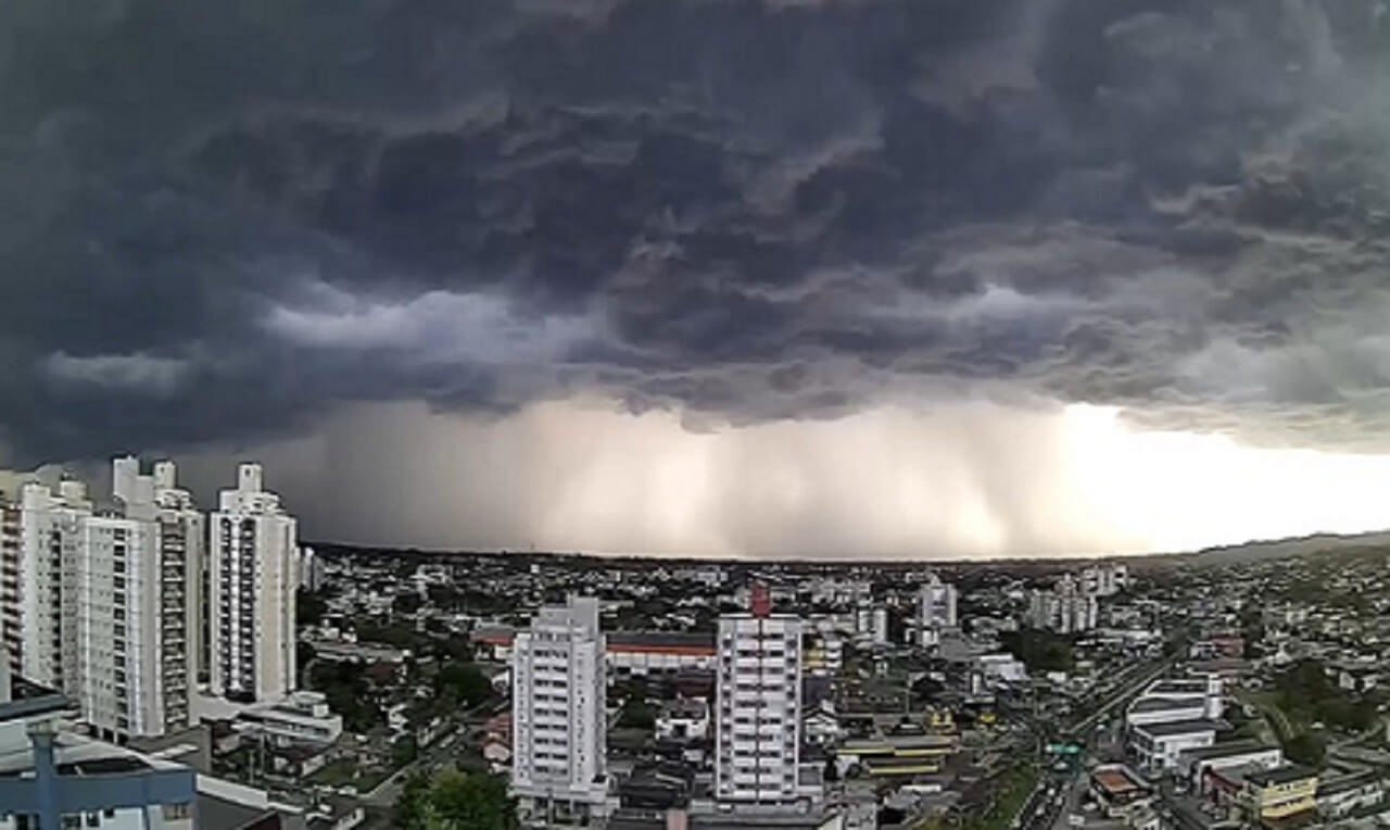 Avanço de frente fria na Região Sul do país contribui para temporais e